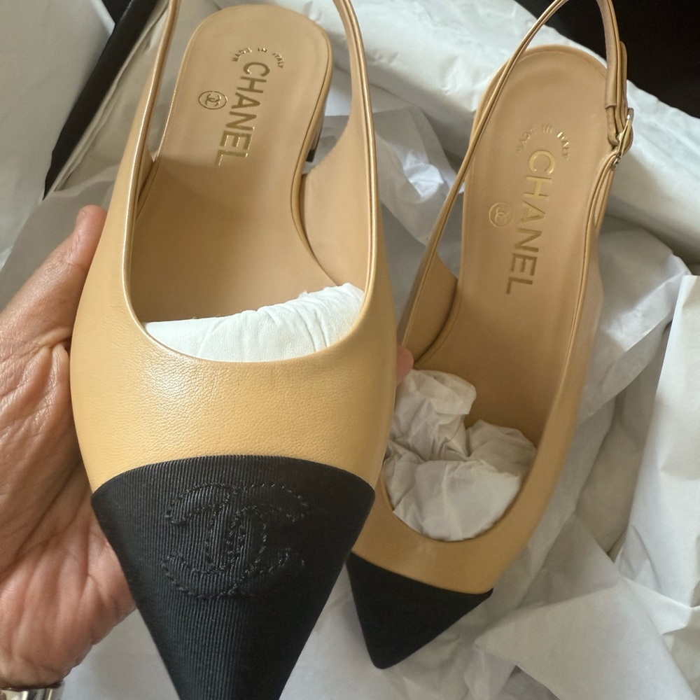 CHANEL Two-Tone Beige and Black Heels - Picture 2 of 12